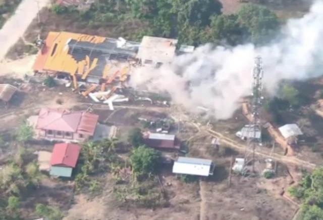 ဗန်းမော်တိုက်ပွဲမှာ စစ်တပ်က ဒရုန်းတွေကို တွင်တွင်ကျယ်ကျယ်အသုံးပြု တိုက်ခိုက်နေတယ်ဆိုပြီး စစ်တပ်သတင်းတွေကို ရေးသား ဖော်ပြနေတဲ့ တယ်လီဂရမ်ချန်နယ်တွေမှာ ရုပ်သံတွေနဲ့အတူ ဖော်ပြနေပါတယ် 