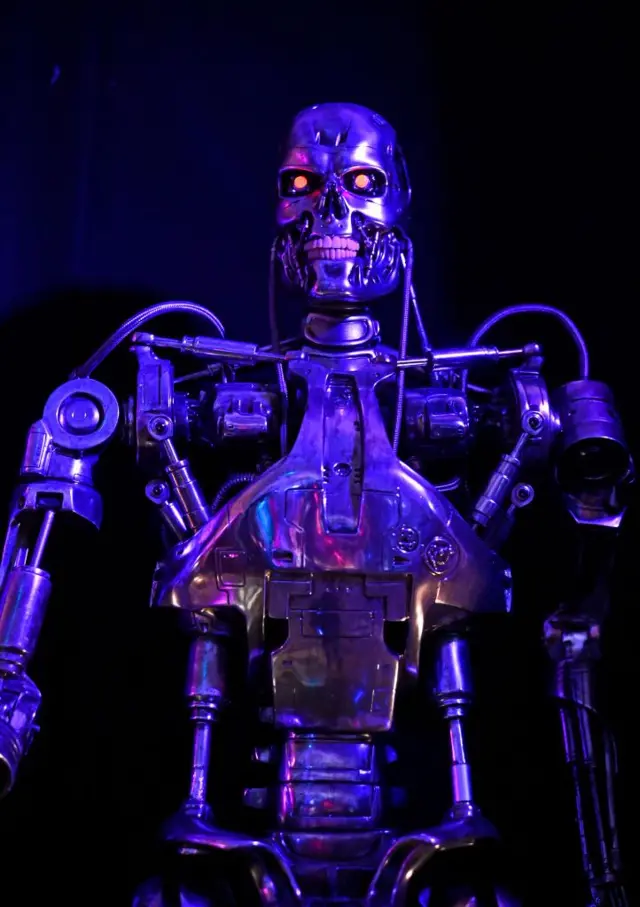 HOLLYWOOD, CALIFORNIE - 20 OCTOBRE : Des accessoires originaux et des œuvres d'art du film « Terminator 2 : Judgement Day » lors de l'ouverture de la célébration VIP « Icons Of Darkness » de Rich Correll, le 20 octobre 2021 à Hollywood, en Californie.