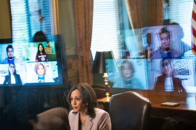 Kamala conversando com jovens imigrantes na Casa Brancaapp double blaze2022