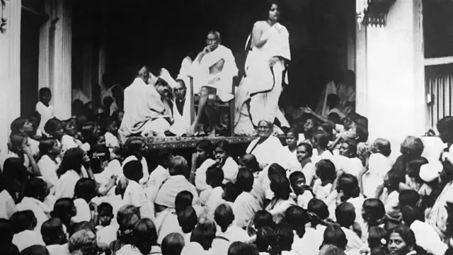 गांधीजींच्या बाजूला उभ्या असलेल्या दुर्गाबाई देशमुख (1934 सालचा फोटो)