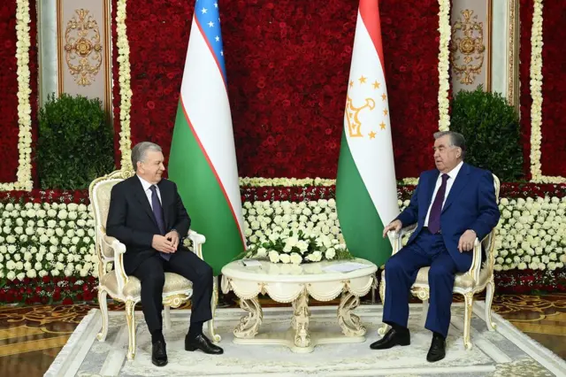 امامعلی رحمان، رئیس جمهوری تاجیکستان در گفتگو با شوکت میرضیایف، رئیس جمهوری ازبکستان