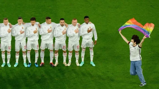 دولت اوربان در سال ۲۰۲۳ تلاش کرد از دستورالعمل اتحادیه اروپا برای محافظت از افشاگران استفاده کند تا به شهروندان خود اجازه دهد آنها که سنت ازدواج و خانواده در جامعه مجارستان را به چالش میکشند، معرفی کنند