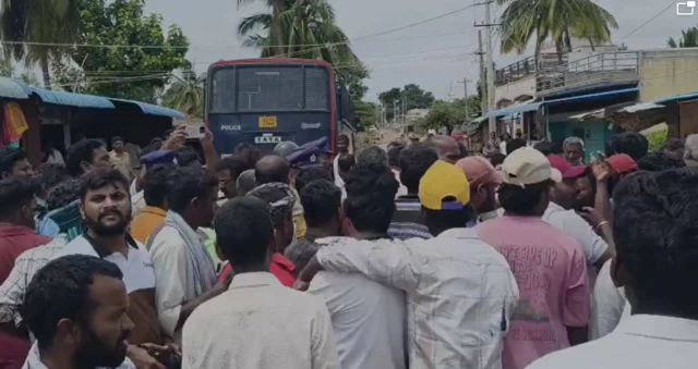 ஹானூர் பகுதியில் மக்கள் சாலை மறியலில் ஈடுபட்டனர். 