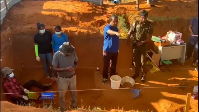 මුලතිව් මහේස්ත්‍රාත් ධර්මලිංගම් ප්‍රදීපන්ගේ අධීක්ෂණයට යටතේ, පුරාවිද්‍යාව පිළිබඳ ජ්‍යෙෂ්ඨ මහාචාර්ය රාජ් සෝමදේව, මුලතිව් රෝහල් විශේෂඥ අධිකරණ වෛද්‍ය නිලධාරී කනසභාපති වාසුදේව, යාපනය රෝහල් අධිකරණ වෛද්‍ය එස්. පිරනවන් ඇතුළු කණ්ඩායමක් කැණීම් කටයුතු සිදුකරති