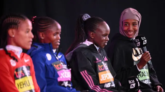 በሴቶች የለንደን ማራቶን ተጠባቂ አትሌቶች መካከል ሲፈን ሐሰን ንግግር እያደረገች