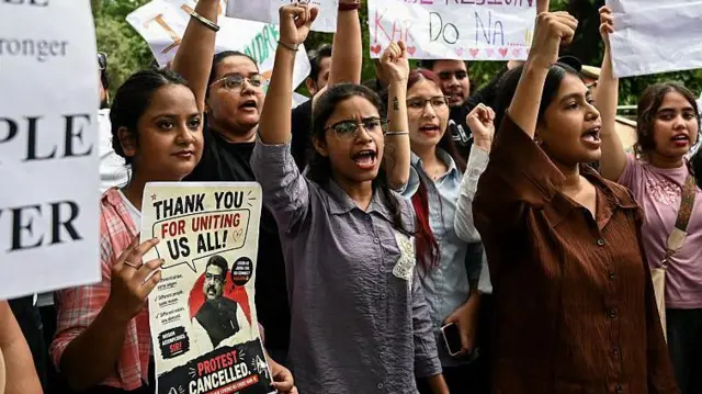 एक प्रदर्शन में हाथ उठाकर नारे लगाती हुईं लड़कियां
