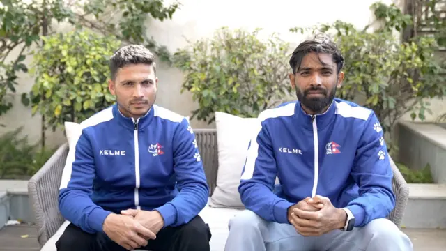 नेपाली क्रिकेट खेलाडी भीम सार्की (बायाँ) र अनिल साह