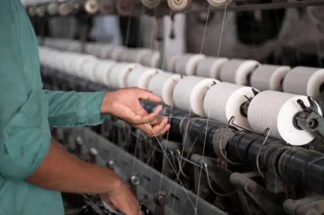 তৈরি পোশাকের প্রধান কাঁচামাল তুলা ও সুতা উৎপাদন হয় পাকিস্তানে