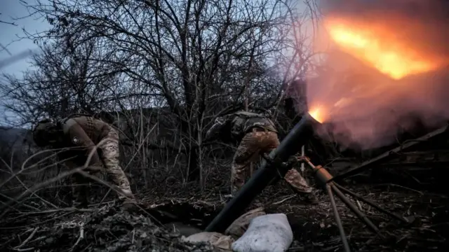 Militares lanzan un mortero en Chasiv Yar, Ucrania