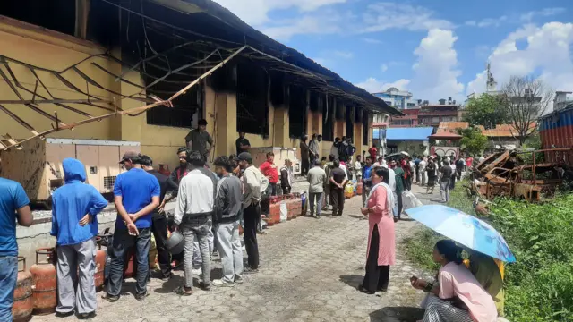 ग्यासका लागि लामबद्ध मानिसहरू