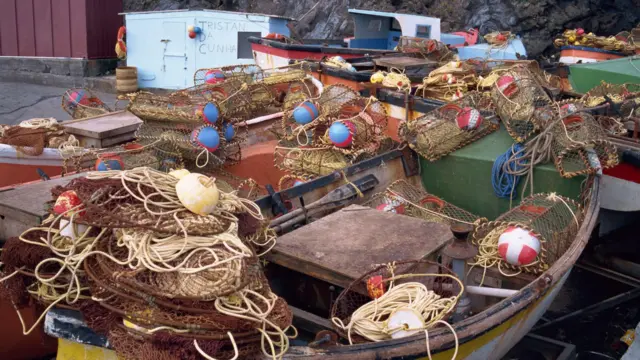 Barcos de pesca com armadilhas para lagostas, em Tristão da Cunha.