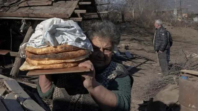 Женщина, несущая лепешки