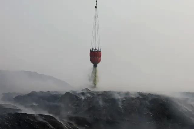 Helikopter water bombing melaksanakan pemadaman kebakaran TPA Jatiwaringin melalui udara pada Senin (6/7).