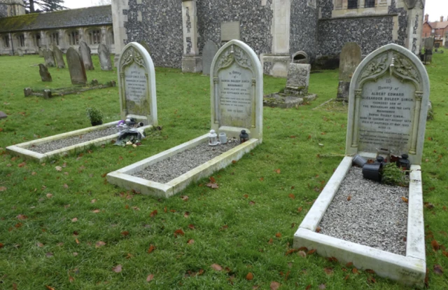 መቓብራት መሃራጃ ዱሊፕ ሲንግ፡ በዓልቱ ቤቱ ባምባ ሙለር፡ ወዶምን - ኣብ ቀጽሪ ቤተክርስትያን ቅዱሳን ኣንድርው/ፓትሪክ - ኤልቨደን (ዓባይ ብሪጣንያ)