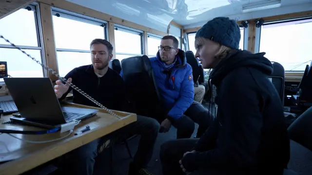 Os cientistas da Polar Bears International, Flavio Lehner (à esquerda) e Geoff York, com a correspondente científica da BBC, Victoria Gill, a bordoblackjack betfairum buggyblackjack betfairtundra pertoblackjack betfairChurchill, Manitoba 