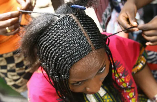 Nwaanyị na-emezi ntutu isi ya