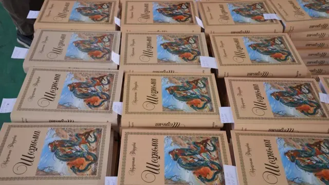 هر خانواده درتاجیکستان دو جلد شاهنامه رایگان دریافت میکند