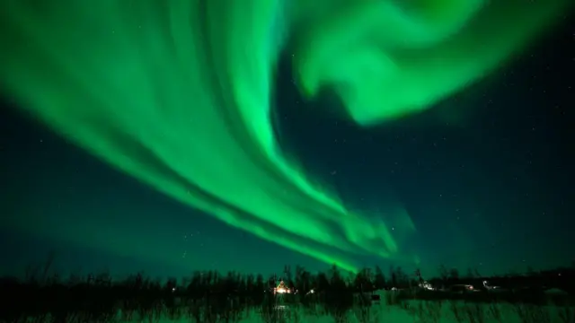 ብተለምዶ ብሰሜናዊ መብራህቲ ዝፍለጥ ኣውሮራ ቦርያሊስ ብ7 መጋቢት 2024 ኣብ ኪሩና ሽወደን ኣብ ልዕሊ ኪሩና ኣብ ሰማይ ተረእዩ