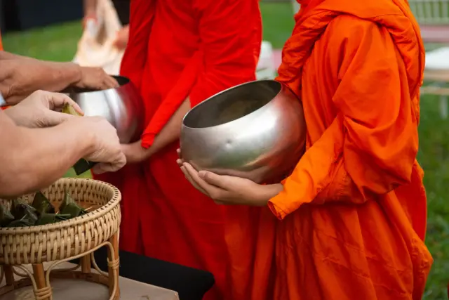 બીબીસી ગુજરાતી થાઈલૅન્ડ પોલીસ બૌદ્ધ મઠ ભિક્ષુ બ્લૅકમેલ 