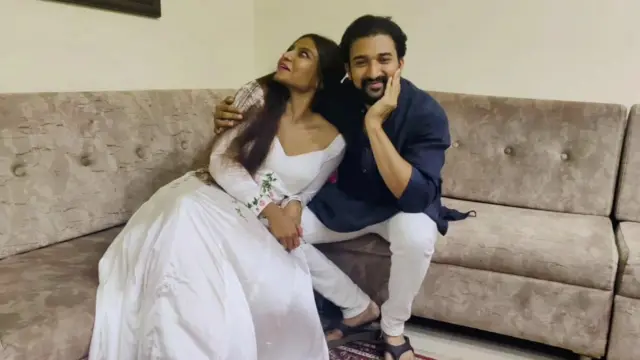 ਆਦਿਤਿਆ ਪ੍ਰਕਾਸ਼ ਅਤੇ ਉਰਮੀ ਭੱਟਾਚਾਰੀਆ ਦੀ ਤਸਵੀਰ