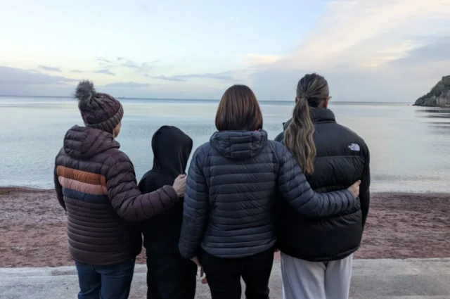 ਬੇਥ ਅਤੇ ਲੌਰਾ ਅਤੇ ਉਨ੍ਹਾਂ ਦੇ ਦੋਵੇਂ ਬੱਚੇ