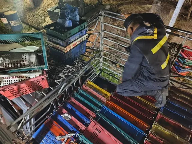 ထိုင်းနိုင်ငံထဲ ခိုးဝင်လာသူတွေကို စစ်ဆေးနေတဲ့ ထိုင်းရဲတပ်ဖွဲ့ဝင်တစ်ဦး