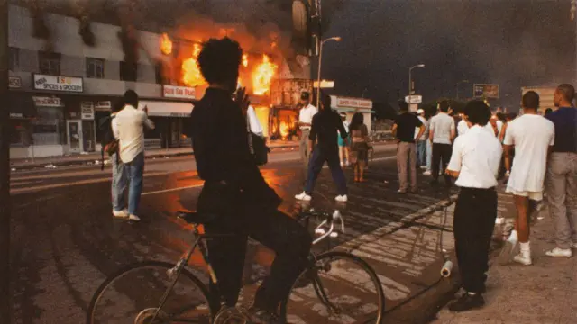 Un edificio en llamas durante los Disturbios de Los Ángeles de 1992