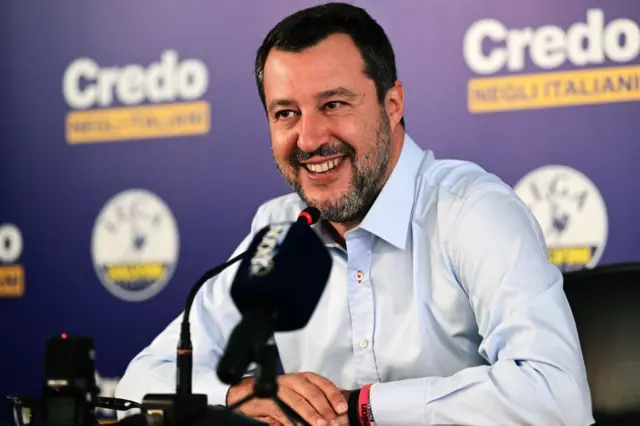 Matteo Salvini sonrie mientras da una rueda de prensa