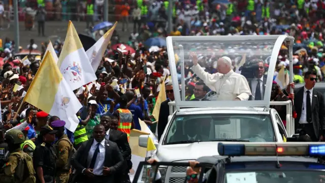 Pope Leo XIV stand inside im vehicle as e dey wave im hand dey greet pipo