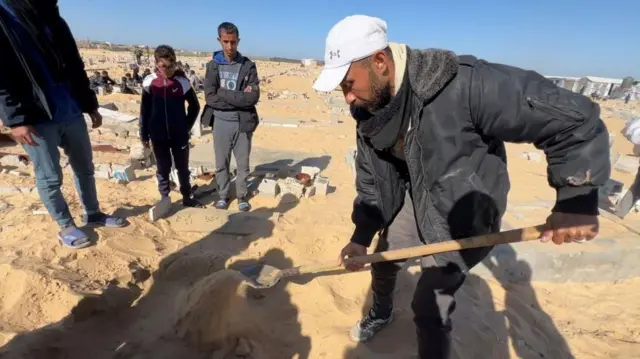 తన నవజాత శిశువు మృతదేహాన్ని పాతిపెట్టేందుకు మహమ్మద్ గొయ్యి తవ్వారు