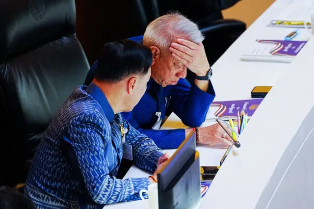 พิพัฒน์ รัชกิจประการ รองนายกฯ และ รมว.คมนาคม อดีต ผอ.ศูนย์บริหารและติดตามสถานการณ์สู้รบในภูมิภาคตะวันออกกลาง (ศบก.) ของรัฐบาล "อนุทิน 1" นั่งกุมขมับระหว่างฟังสมาชิกอภิปรายนโยบายของรัฐบาล "อนุทิน 2"