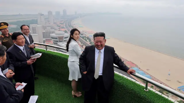 Kim Jong-un e sua filha Kim Ju-ae posam em uma varanda à beira-mar durante uma cerimônia para celebrar a conclusão da Zona Turística Costeira de Wonsan Kalma, em Wonsan, Coreia do Norte, em 24 de junho de 2025.
