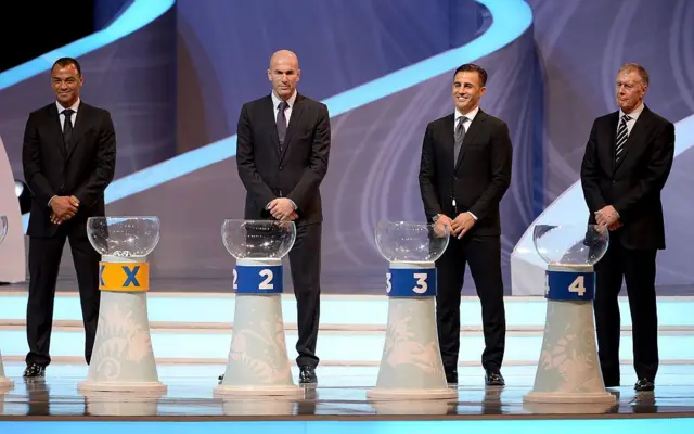 Cafu, Zinedine Zidane, Fabio Cannavaro et Sir Geoff Hurst attendent derrière les pots lors du tirage au sort final de la Coupe du Monde de la FIFA, Brésil 2014, au Costa do Sauipe Resort, le 6 décembre 2013 à Costa do Sauipe, Bahia, Brésil. 