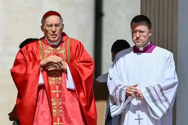 이날 장례 미사는 추기경단 단장 조반니 바티스타 레 추기경(왼쪽)이 주례하고 전 세계 추기경과 주교, 사제들이 공동 집전으로 이뤄졌다