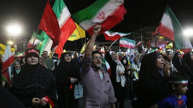 تجمع مواطنون يحملون أعلام إيران وحزب الله في ساحة "انقلاب" في طهران، إيران، لتنظيم مظاهرة دعماً للحكومة في أعقاب الهجوم الصاروخي الإيراني على إسرائيل، في 8 يونيو/ حزيران 2026.