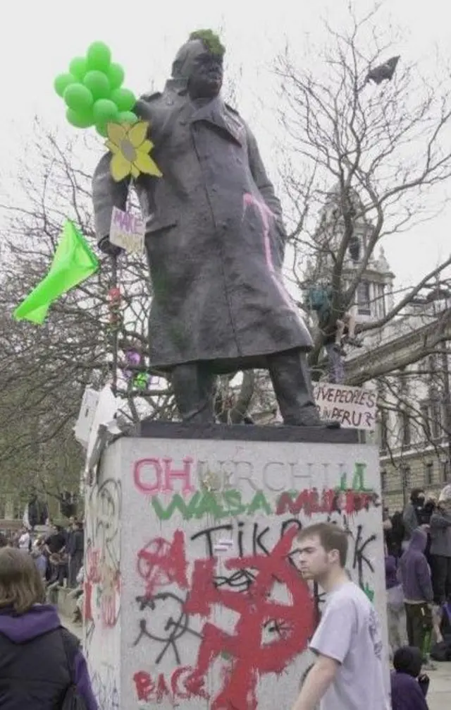 Статуя Черчилля с ирокезом