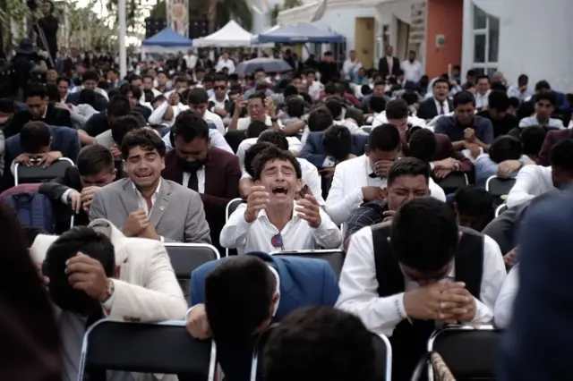 Feligreses de la Iglesia La Luz del Mundo reaccionan en una misa en Hermosa Provincia, la sede del grupo religioso, como parte de la celebración de 'La Santa Convocación' el 14 de agosto de 2023 en Guadalajara, México.  (Foto de Leonardo Álvarez Hernández/Getty Images)