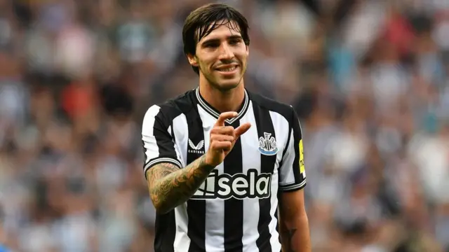 تونالی اولین بازی خود برای نیوکاسل را مقابل گلاسکو رنجرز انجام داد