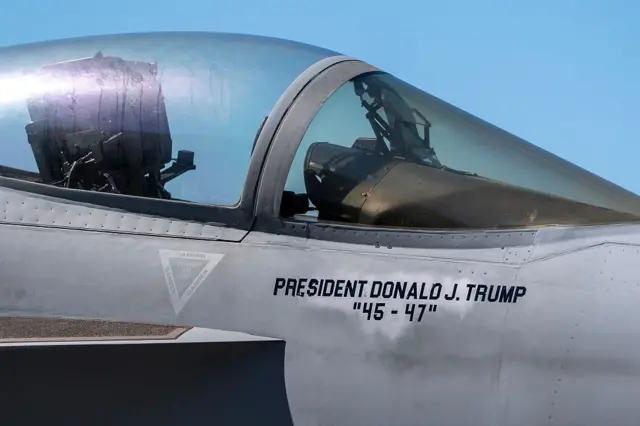 ၂၀၂၅ ခုနှစ်၊ အောက်တိုဘာလ ၄ ရက်တုန်းက အတ္တလန္တိတ်သမုဒ္ဒရာထဲက အမေရိကန် လေယာဉ်တင်သင်္ဘောကြီး USS George H.W Bush ပေါ်မှာ သမ္မတ ဒေါ်နယ်ထရမ့် နာမည် ရေးထိုးထားတဲ့ F/A-18E တိုက်လေယာဉ်တစ်စင်းကို မြင်တွေ့ရတာဖြစ်ပါတယ်။