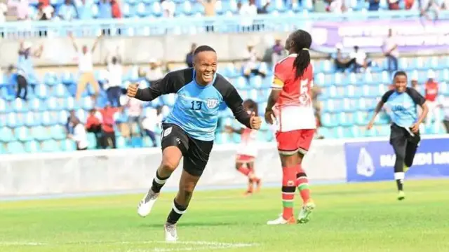  L'international botswanais Keitumetse Dithebe joue au football