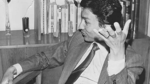 Foto de perfil a blanco y negro del magistrado auxiliar Carlos Horacio Uran.