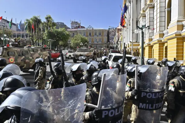 Militares bloqueando el acceso a la plaza Murillo.