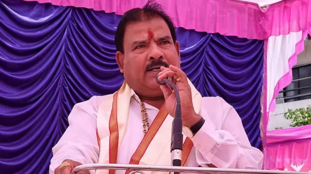 संजय गायकवाड हे एकनाथ शिंदे यांच्या नेतृत्वातील शिवसेनेचे आमदार असून आपण फोन करून पुस्तकावर आक्षेप घेतला असल्याचं म्हटलं आहे.