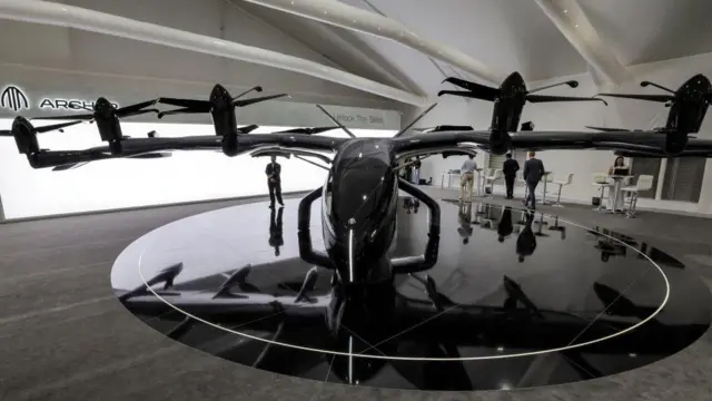 میدنایت با استفاده از ۱۲ موتور و پروانه پرواز می‌کند