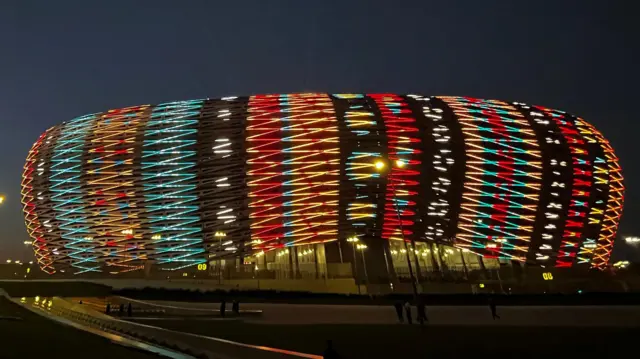 Un graphisme coloré est affiché à l'extérieur du stade Prince Moulay Abdellah à Rabat.