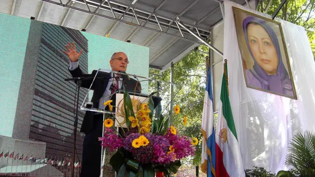 رودی جولیانی، سیاستمدار جمهوریخواه، که قبلا بارها در مراسم مجاهدین خلق سخنرانی کرده است، اخیرا در شبکه اجتماعی ایکس به طور فعال از این سازمان حمایت کرده و علیه آقای پهلوی محتوا تولید کرده است.