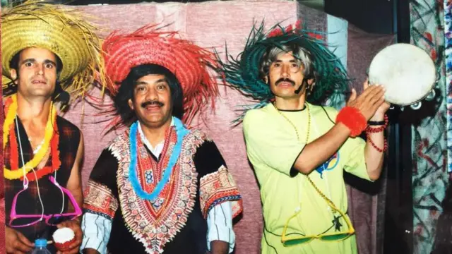 از راست: مرتضی بایقرا، حاجی محمد کامران و علم نعمتی در حاشیه یک نمایش در اروپا.