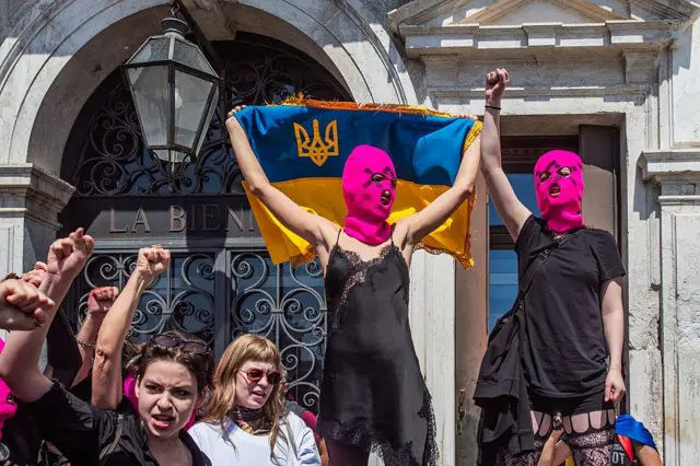 Участницы Pussy Riot на акции протеста против павильона России в Венеции, 7 мая 2026 года