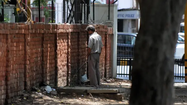 ভারতীয়দের খোলা জায়গায় মূত্রত্যাগ