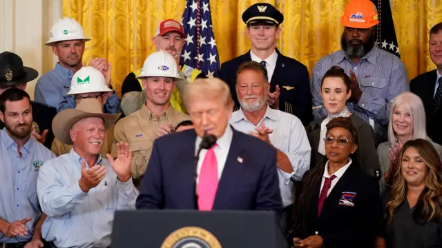 Трамп свез “простых рабочих людей” в Белый дом в четверг, чтобы убедить Сенат побыстрее принять его “Большой и Прекрасный Закон” до 4 июля